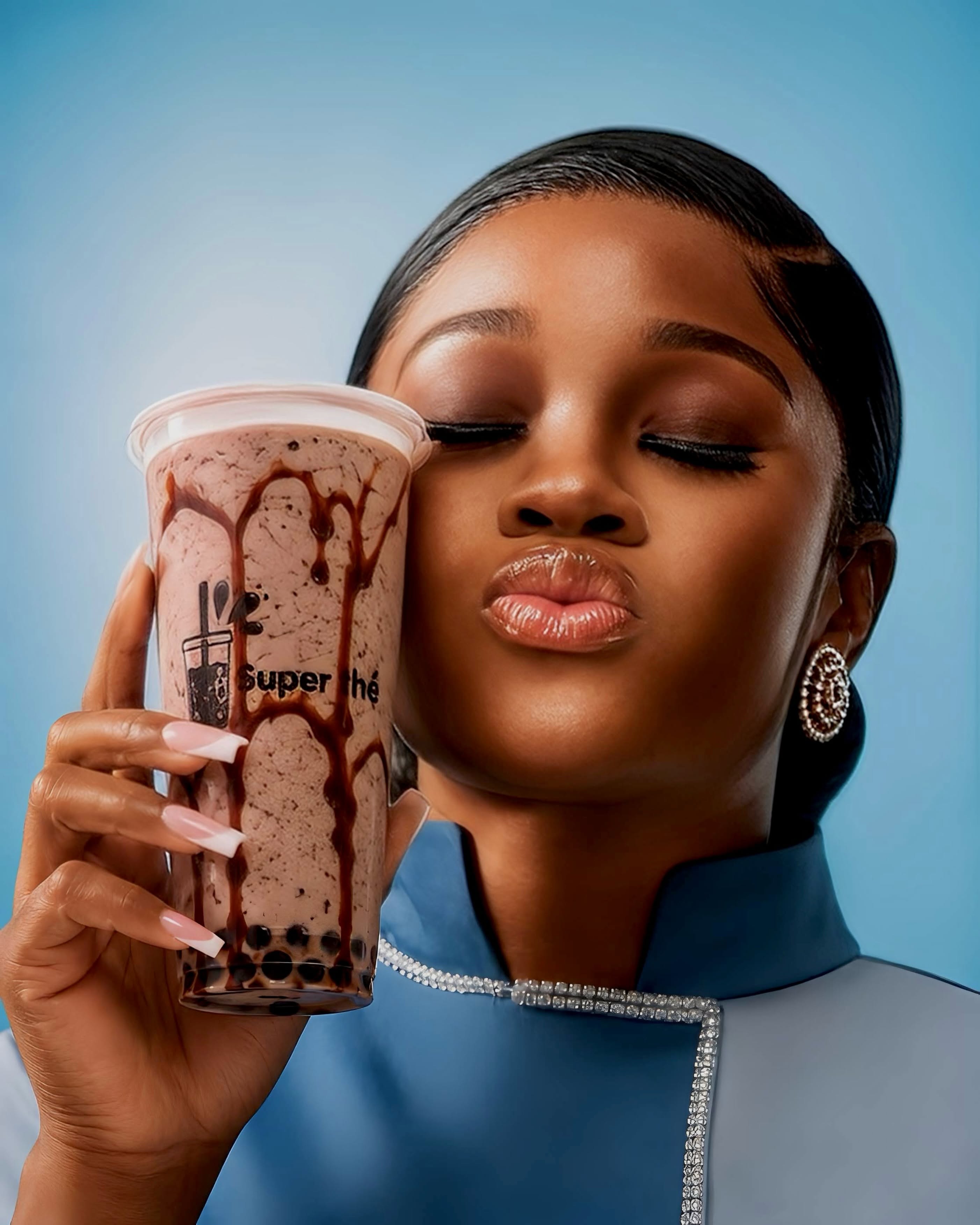 Cliente avec un thé au lait Super Thé